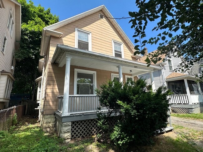 Building Photo - NICE 3 BEDROOMS WITH FULL BATH MOVE-IN READY!