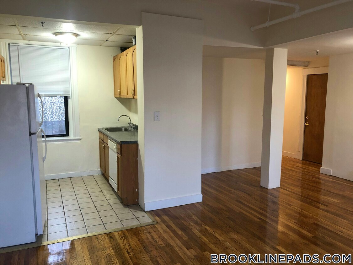 Primary Photo - 364 Riverway