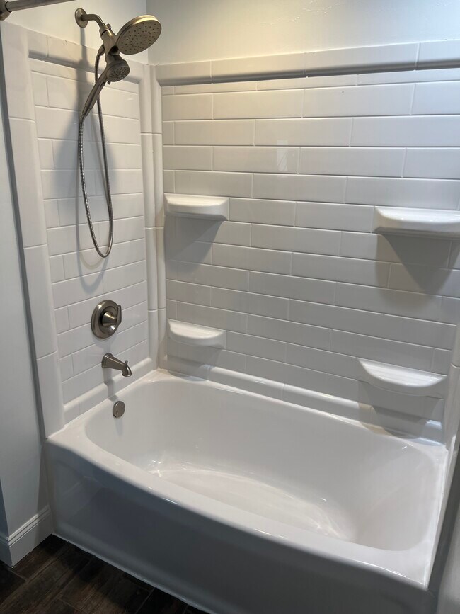 Baño - 1109 W 34th St