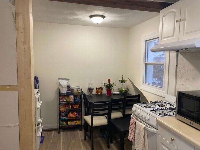 Área de comedor - 423 W Doty St