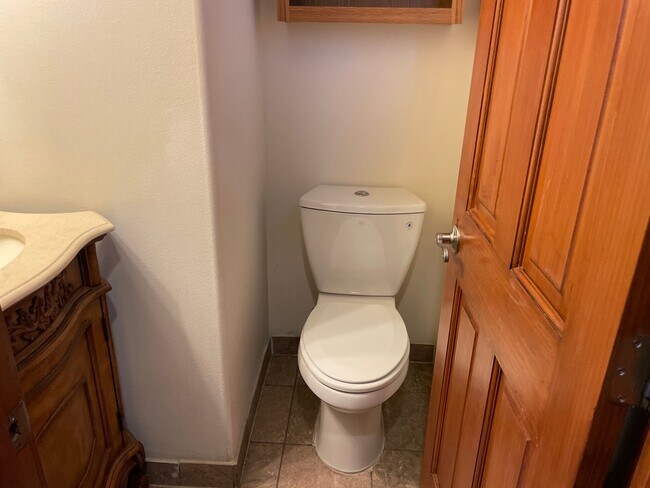 Building Photo - Huge Stand Alone Townhouse - Great space a...