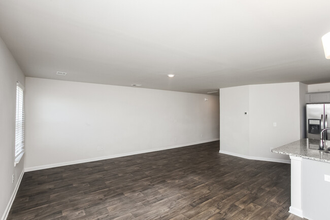 Building Photo - Apply Today! Move in special !  Fenced in ...