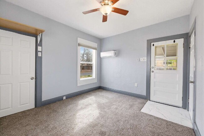 Foto del edificio - 1 Bed 1 Bath in Delmar Parkway!