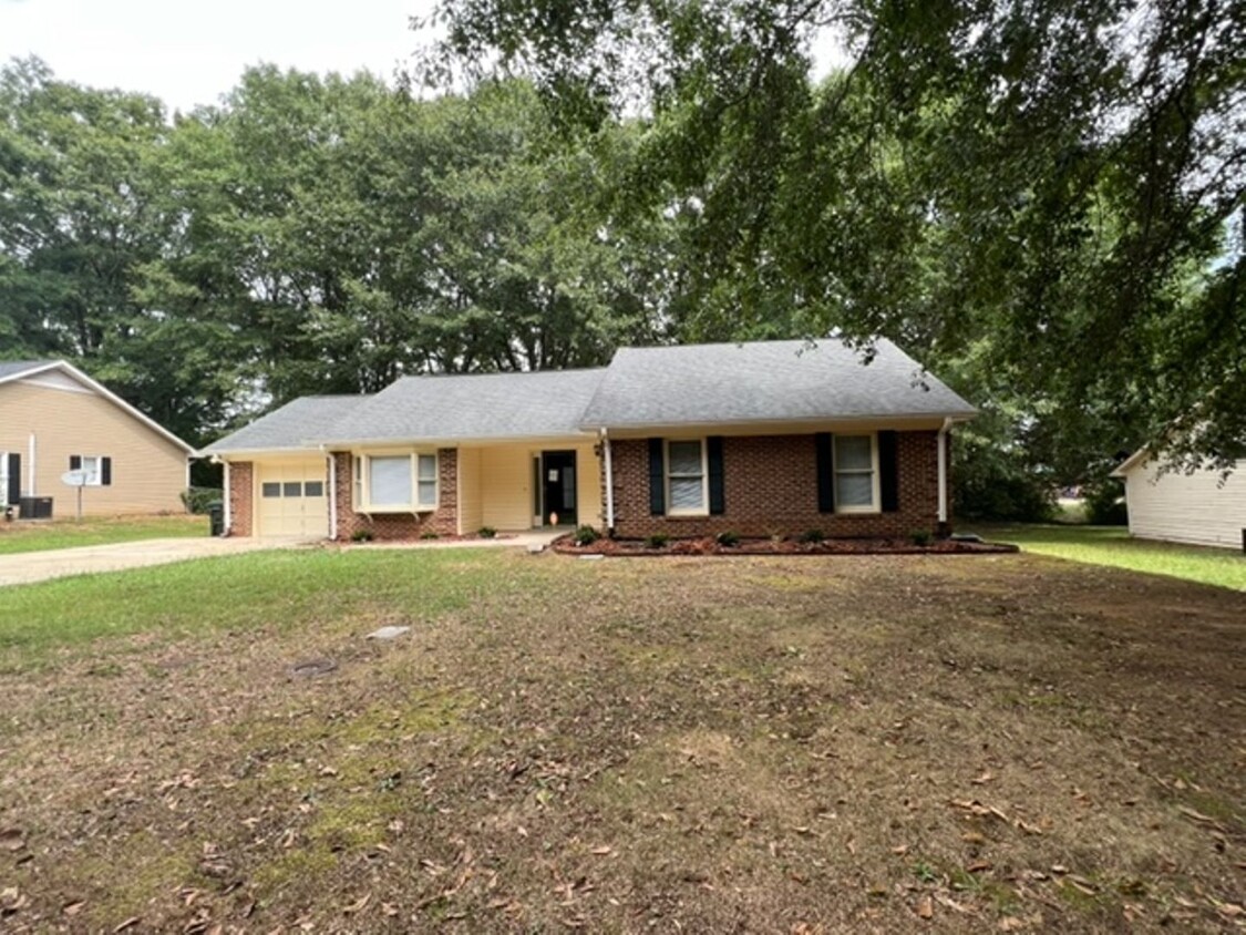 Primary Photo - Ranch home w/ 3 bedrooms, 2 baths, 1 car g...