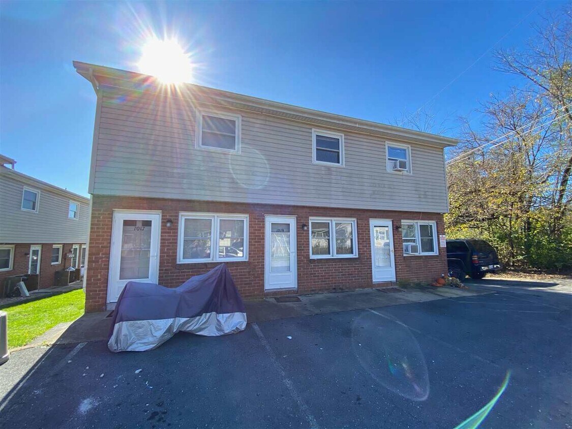 Primary Photo - 1019 Ashwood St