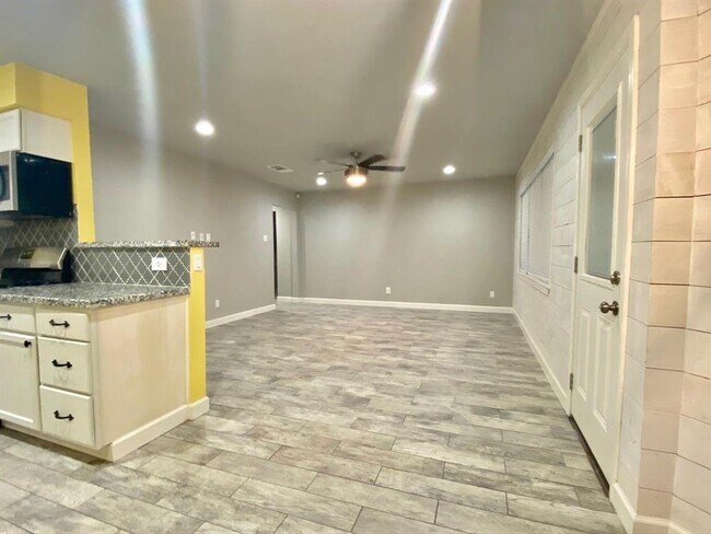 Building Photo - 3709 Mustang Rd