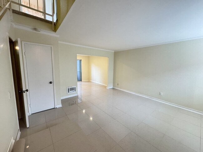 Foto del edificio - Mission Valley 2 Bedroom Two Story Second ...