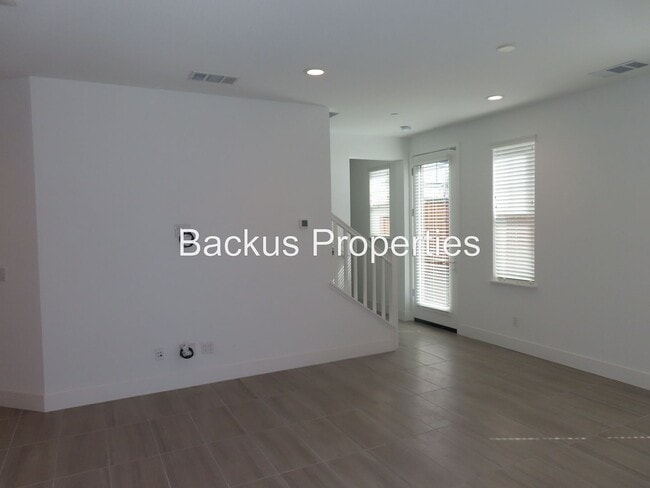 Building Photo - Newer home in Dunes Community