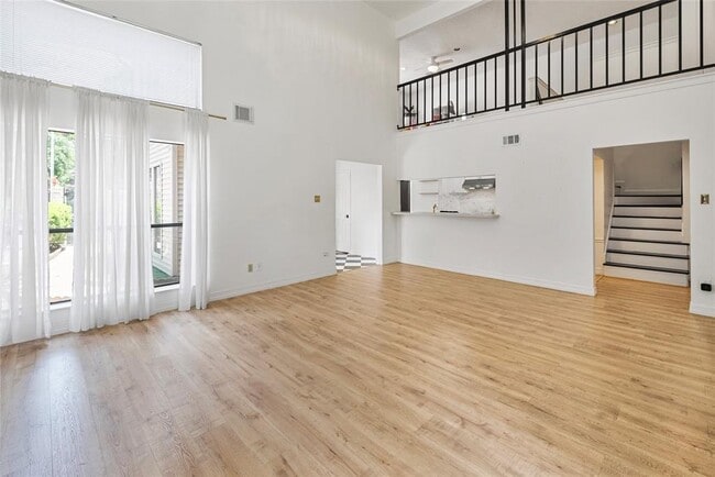 Building Photo - 8033 Oakwood Forest Dr