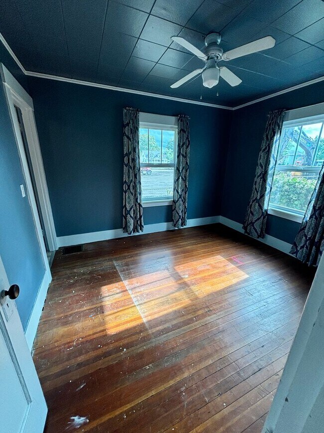Foto del edificio - Craftsman Style House on Alberta available now