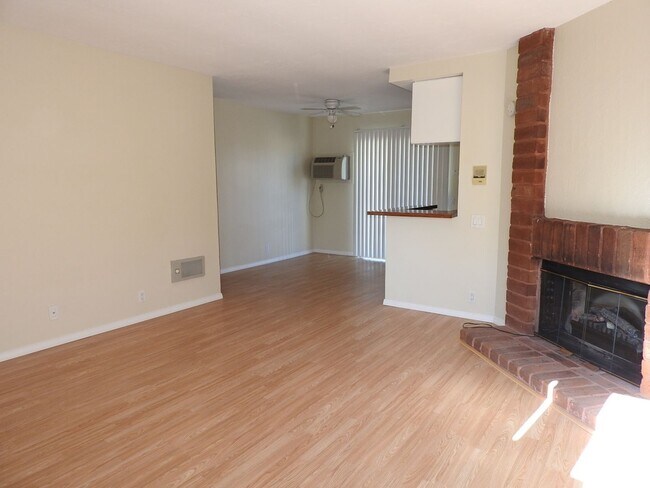 Building Photo - Great 2 bed 2 bath
