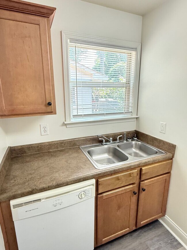 Foto del edificio - Four Bedroom Near Downtown Available for Pre-Lease!