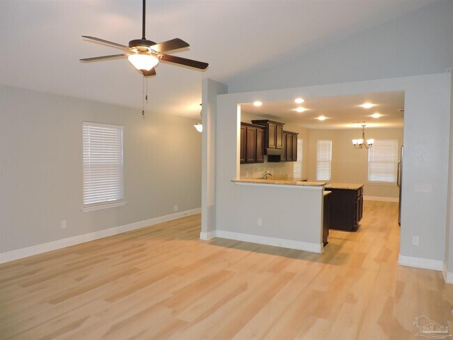 Foto del edificio - 644 Edith Ln