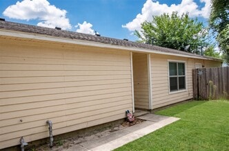 Building Photo - 306 Willowick St