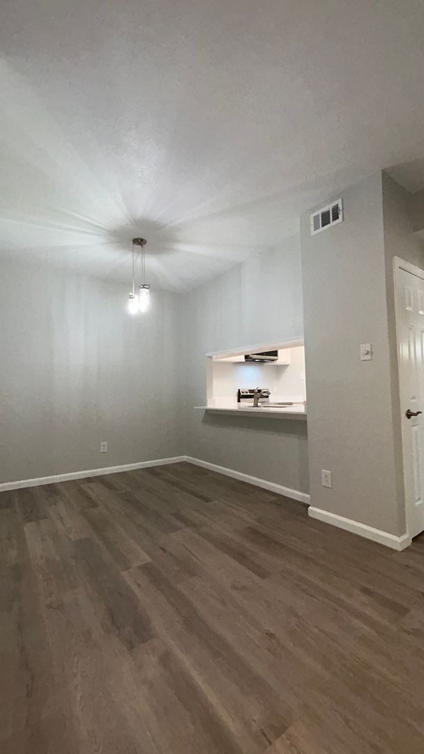 Building Photo - Ready for immediate move in!