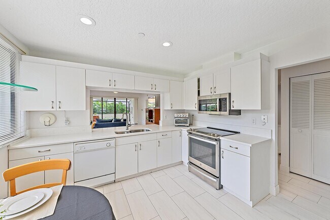Foto del edificio - 811 Oak Harbour Dr