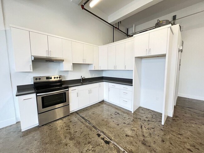 Building Photo - Sunny loft with views and laundry in unit....