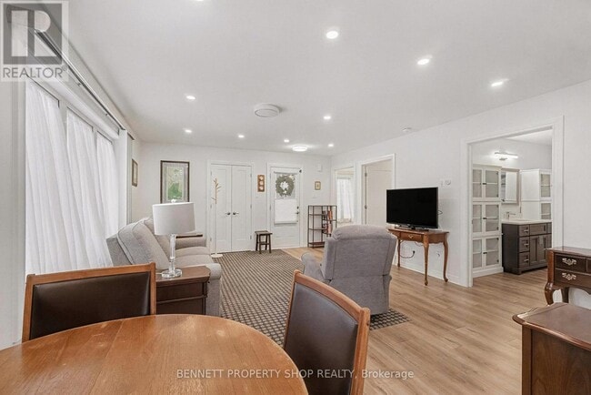 Building Photo - 833 Champlain St