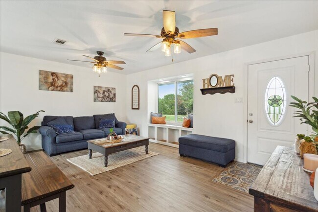 Building Photo - 7+ 3/2 home for lease in China Spring ISD