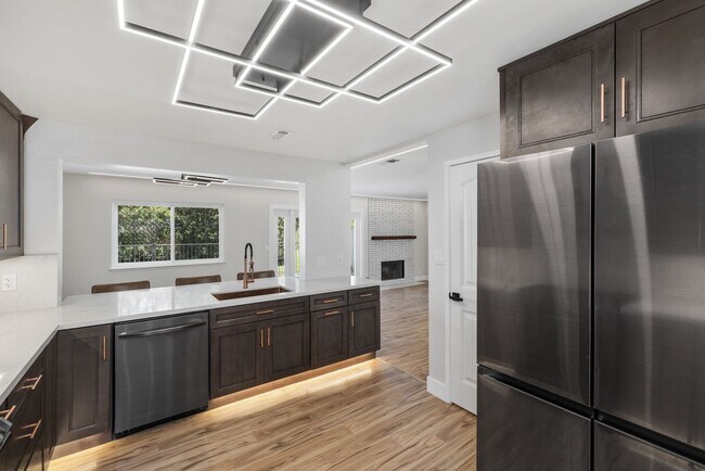 Foto del edificio - Bright spacious 3 bedroom 2 bath home in c...