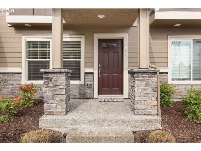 Building Photo - Spectacular 2BD* 2.5BA* + Office/Den Townh...