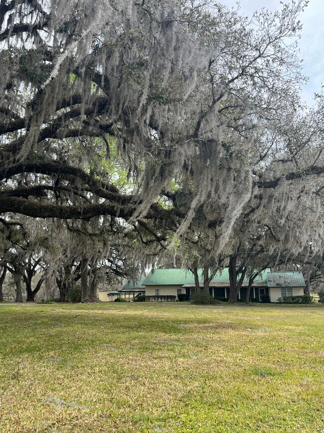 Foto del edificio - 4/3 Ocala HITS Stalls/RV Hook-Ups/Paddocks...