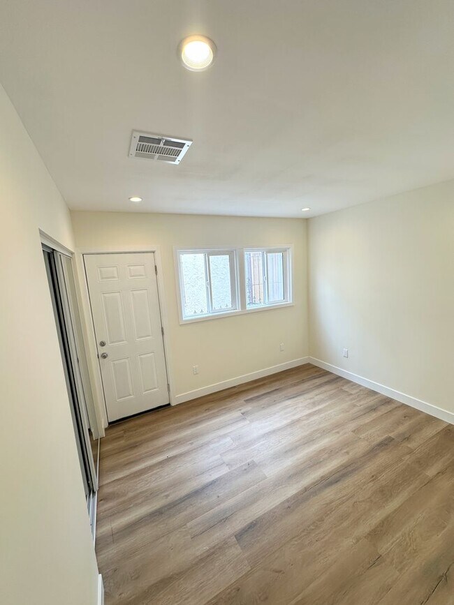 Foto del edificio - Front Unit, 2bd/1.5 bath with Central A/C and Heat and washer/dryer hookups