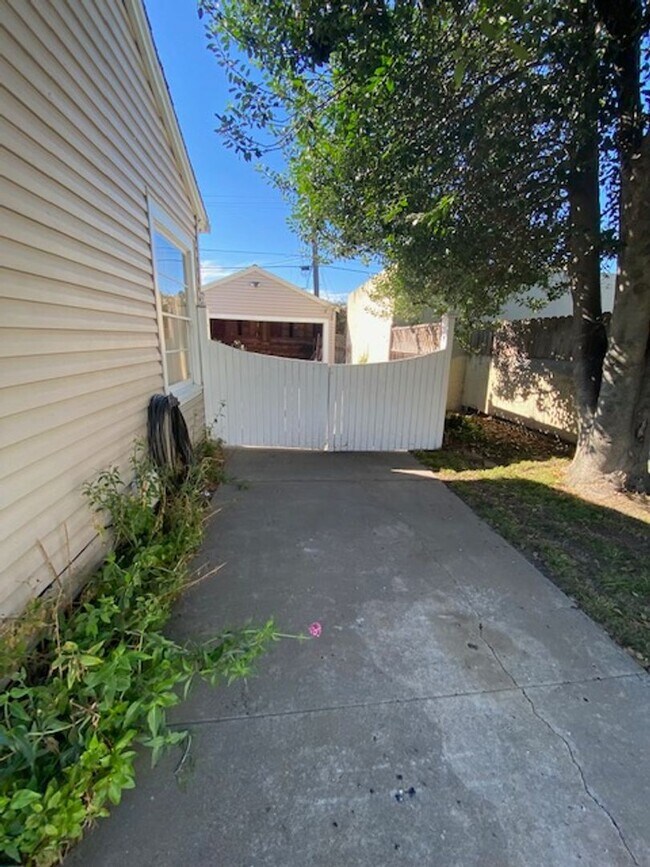 Foto del edificio - Maple Park LARGE 2 BR/ 2BA with 2 Car Garage & Large Fenced Yard
