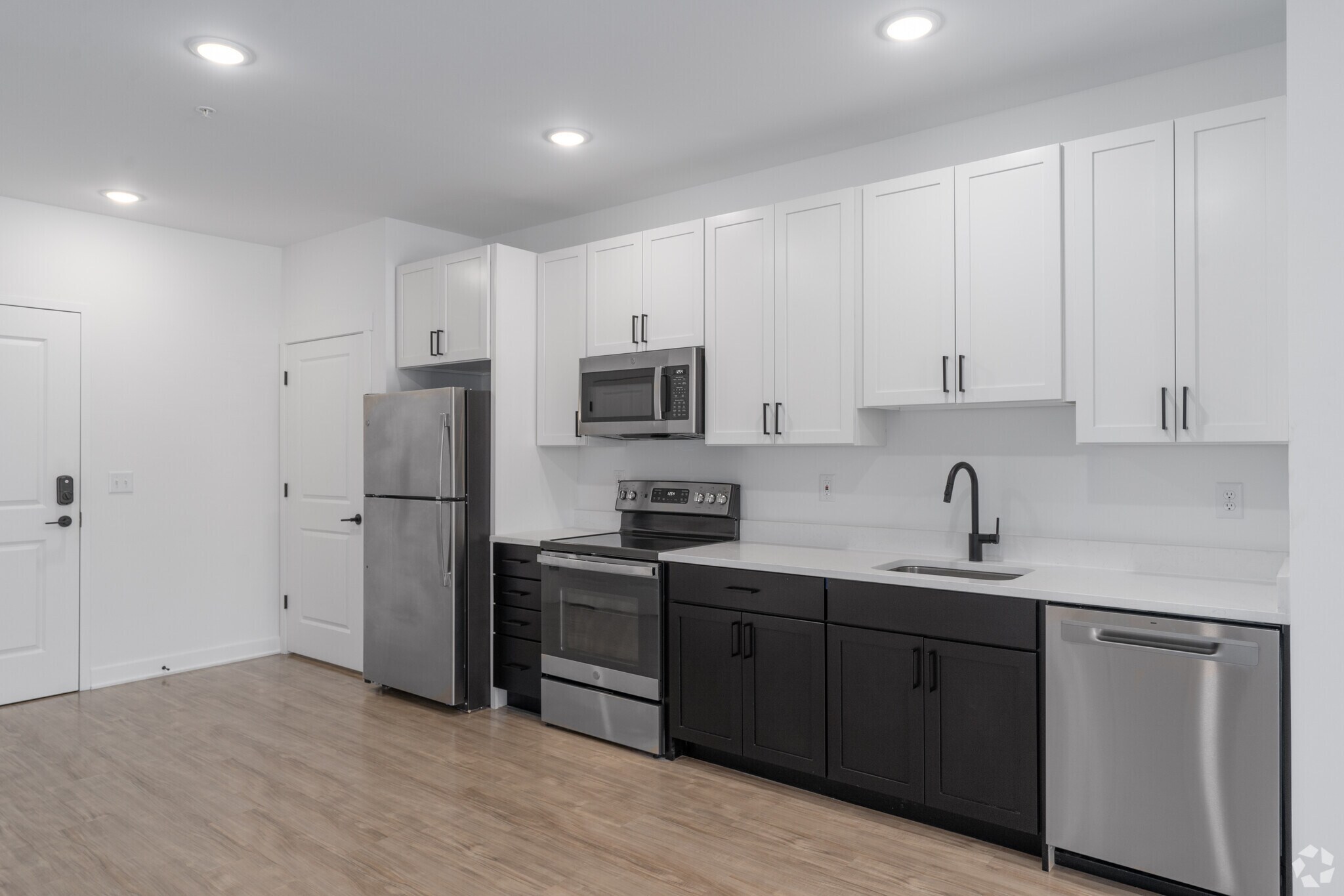 Six 10 Flats photo 2