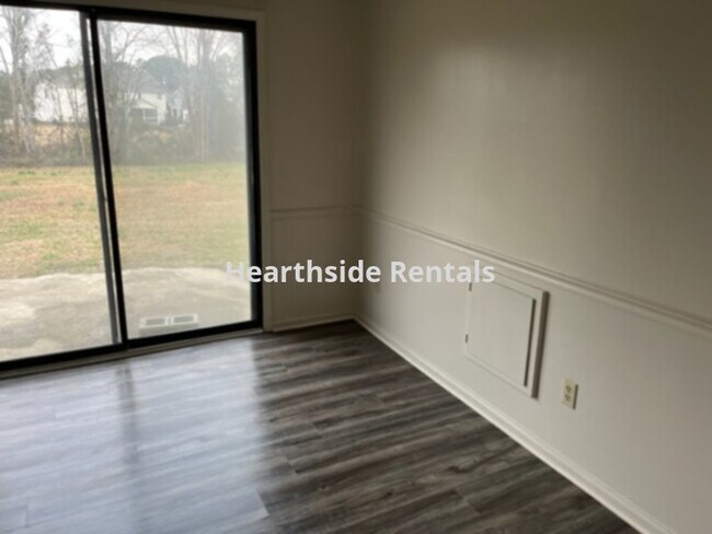 Building Photo - **3 Bedroom 2 Bath Single Family Home in D...