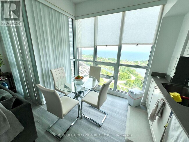 Photo du bâtiment - 2200-2200 Lake Shore Blvd W