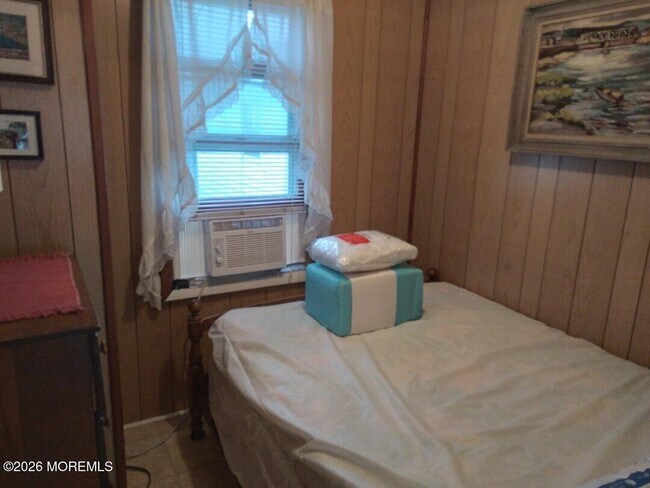 Building Photo - 10 Lake St