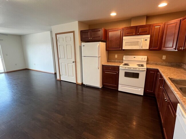 Foto del edificio - 2 Bed 1 Bath Single Stall Garage