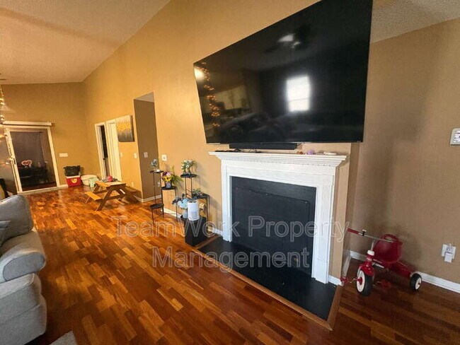 Foto del edificio - 1335 Pinyon Pine Dr