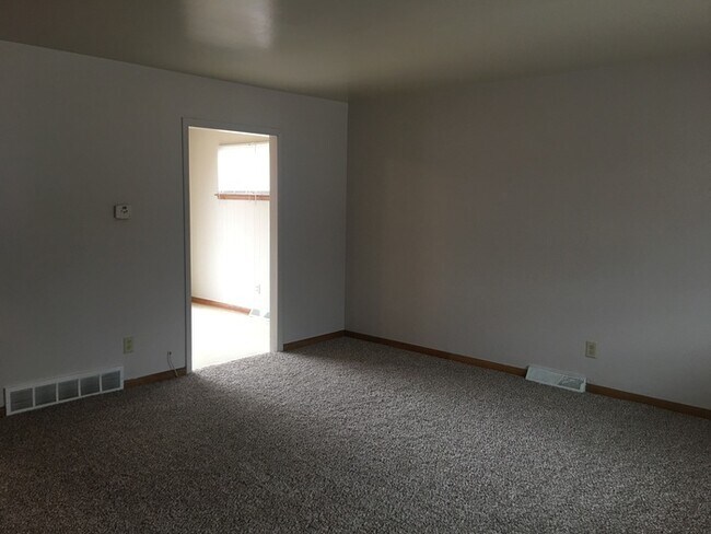 Building Photo - 4215 N Askew Ave