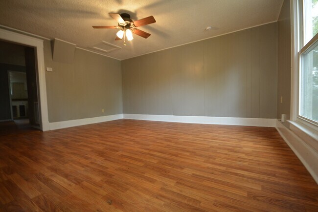 Foto del edificio - Rent this 2 Bedroom 1 bathroom Home