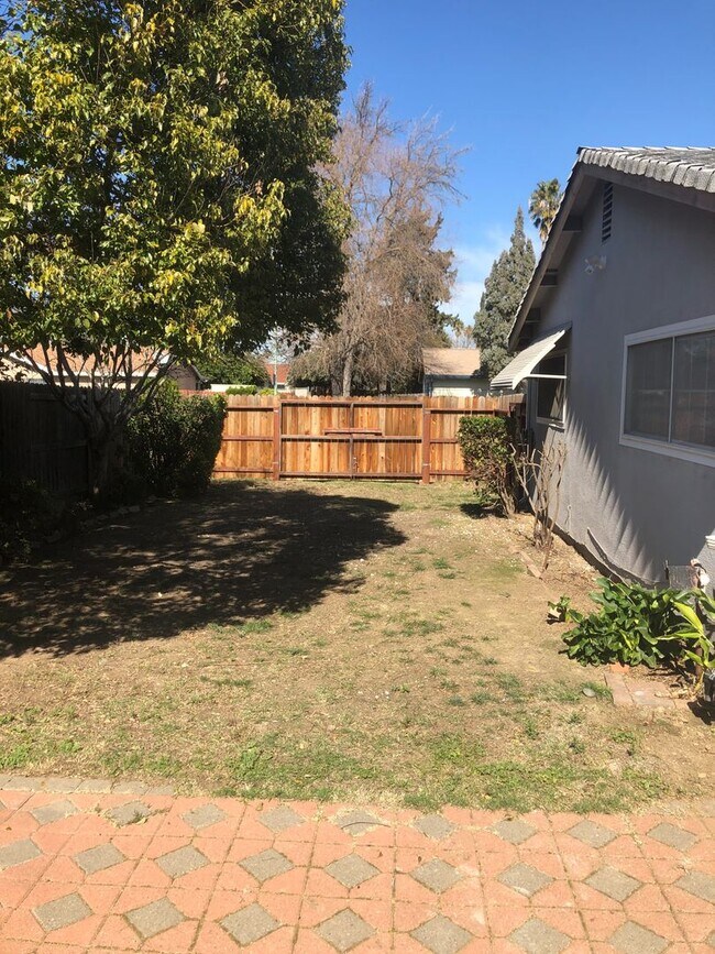 Building Photo - 3 bedroom w/ office remodeled and move in ...