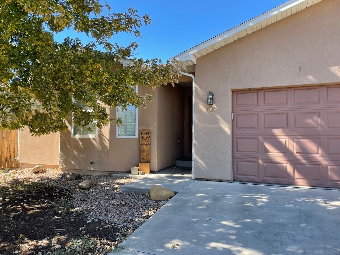 Primary Photo - Great 3 bedroom, 2 bath, 2 car garage home...