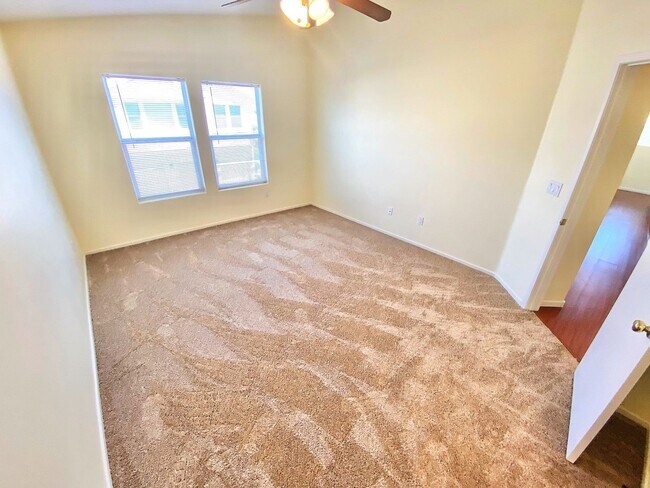 Foto del edificio - CHARMING 2 BEDROOM, 2 BATH CONDO WITH STYL...