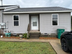 Building Photo - 84 Farm View Cir