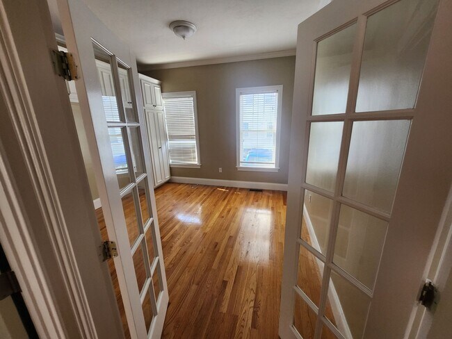 Foto del edificio - Bi Level Rehabbed 2 Bd 2 Bath With Laundry...