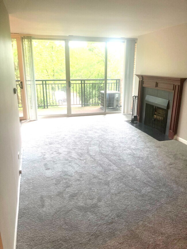 Building Photo - 5950 Oakwood Dr