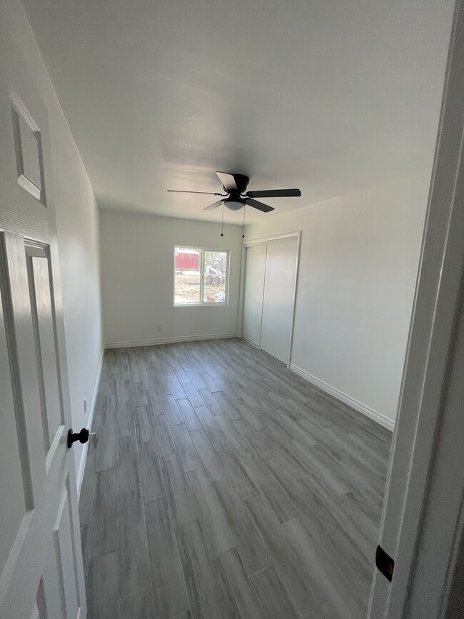 Room 2 - 8439 Mulberry Ave