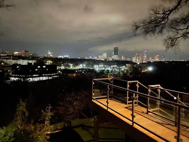 Foto del edificio - 2409 Pemberton Pl