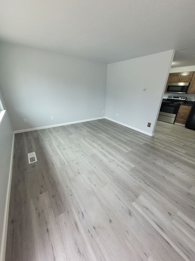 Building Photo - Newly Renovated Pet Friendly 2 Bed Duplex ...