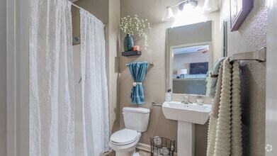 2BR,2BA,-1064SF, The Conquest - Fenwyck Manor Apartments