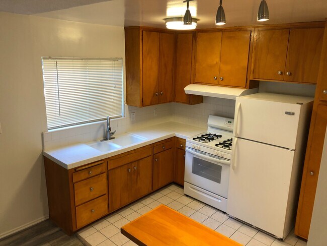 Kitchen - 3910 Inglewood Blvd
