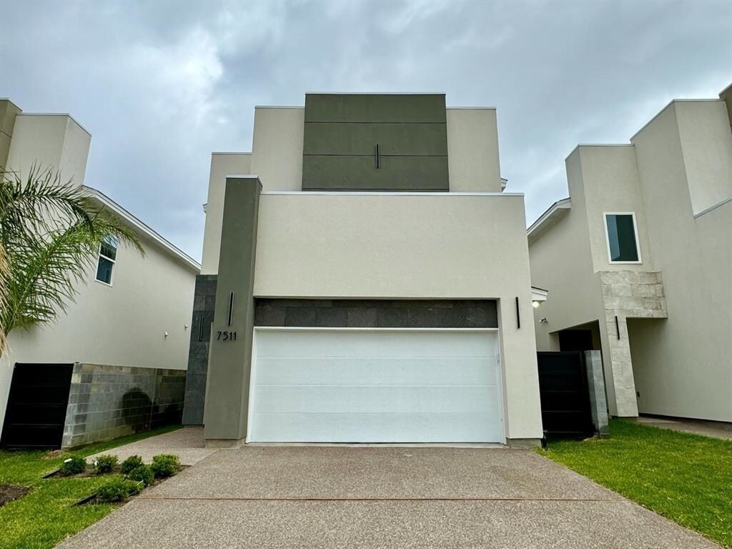 Foto principal - 7511 Cresta Bella St