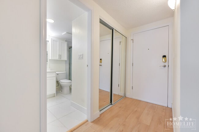 Building Photo - Fully Renovated 2 Bedroom Condo in White Rock - Walk to the Beach