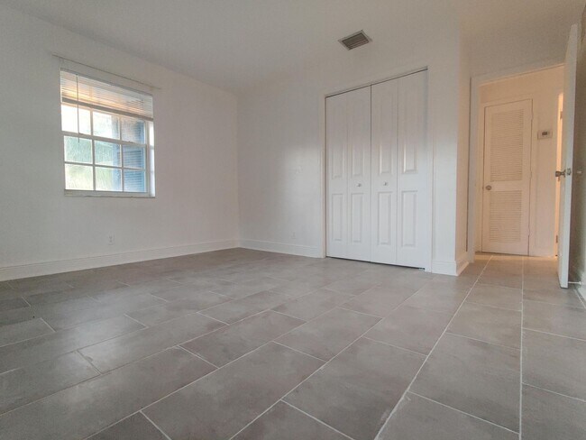 Building Photo - 4905 N Flagler Dr